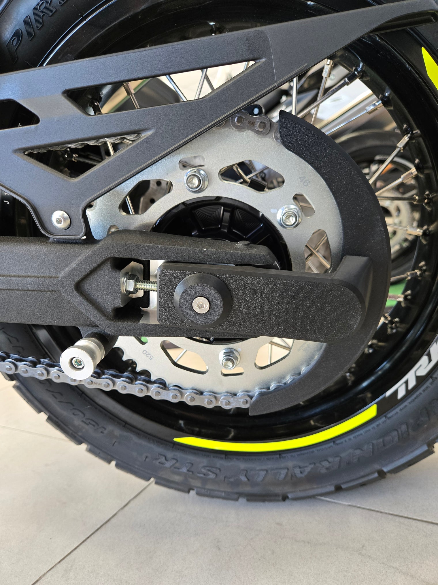Benelli TRK 702 Kettenschutz