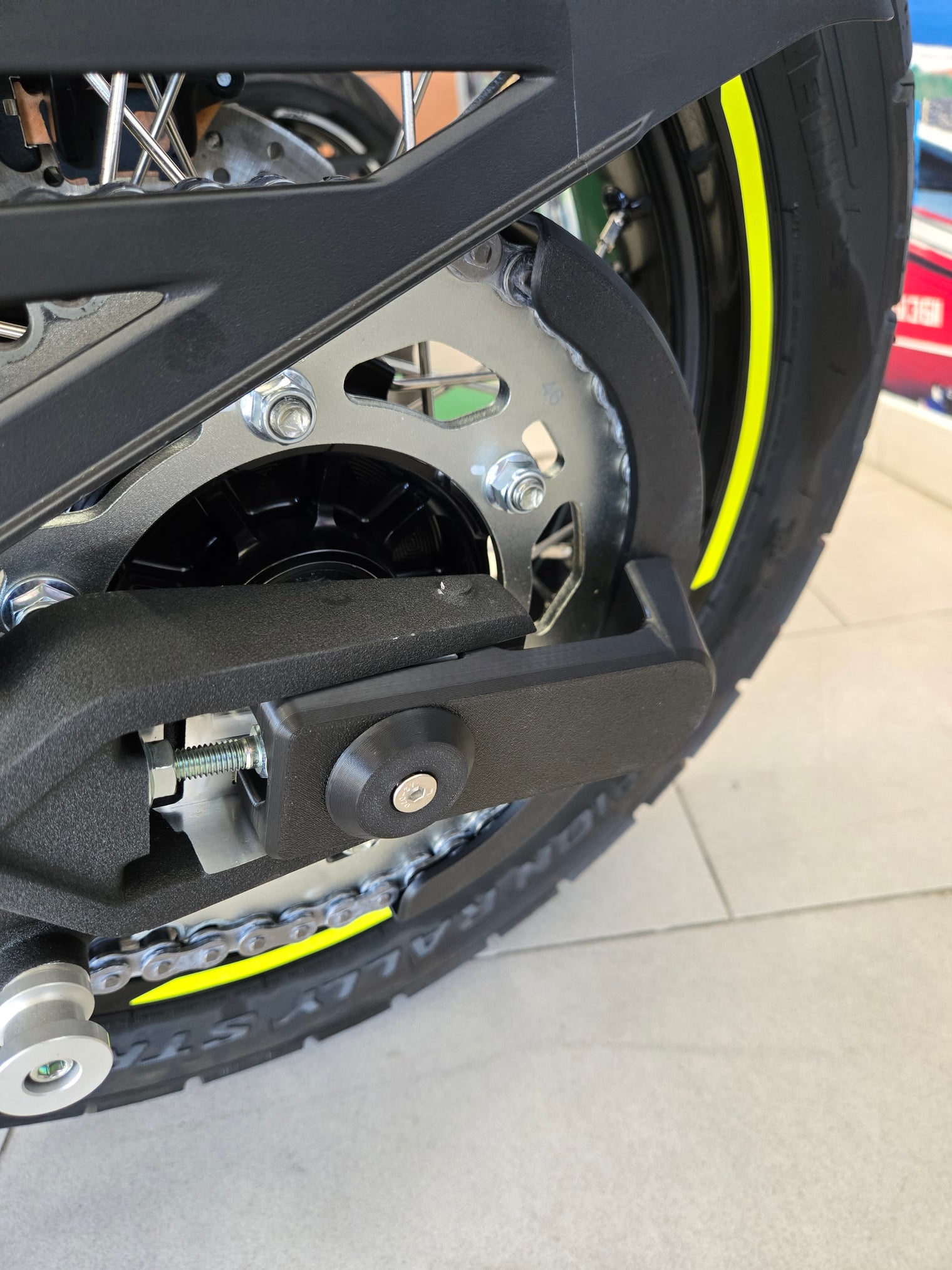 Benelli TRK 702 Kettenschutz